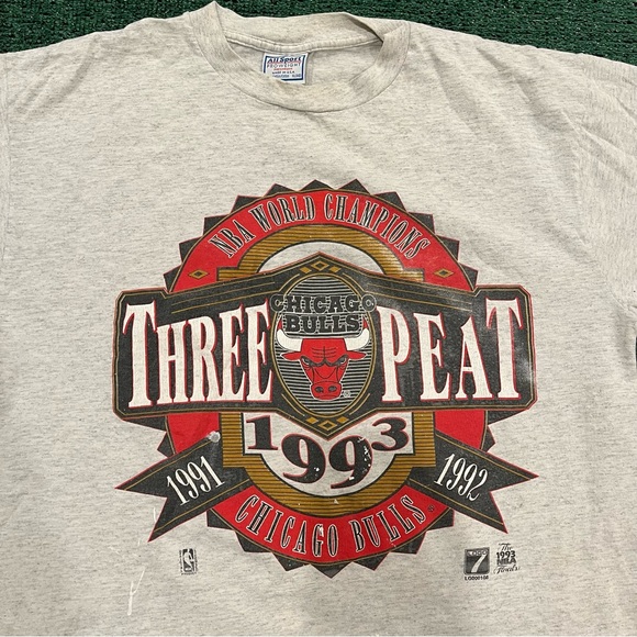 🏀 Vintage 90’s Chicago Bulls ‘Three Peat’ Tee - Picture 3 of 5